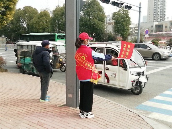 組織學(xué)生進(jìn)行交通秩序維護(hù)活動.jpg